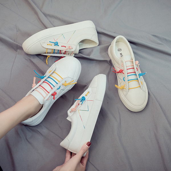 Női tornacipő új modellje fehér színben, lapos talppal