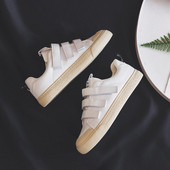 Női tornacipő új modellje fehér matricával