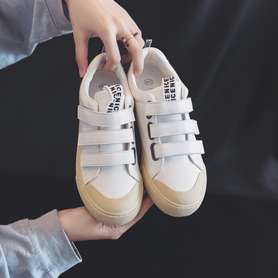 Női tornacipő új modellje fehér matricával