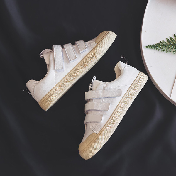 Női tornacipő új modellje fehér matricával