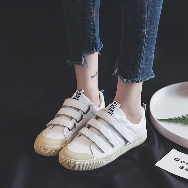 Női tornacipő új modellje fehér matricával