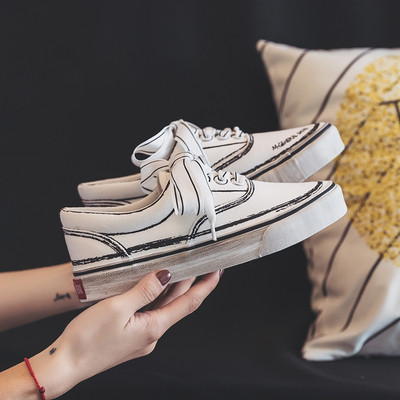 Női tornacipő lapos talppal, fehér, fekete és lila színben