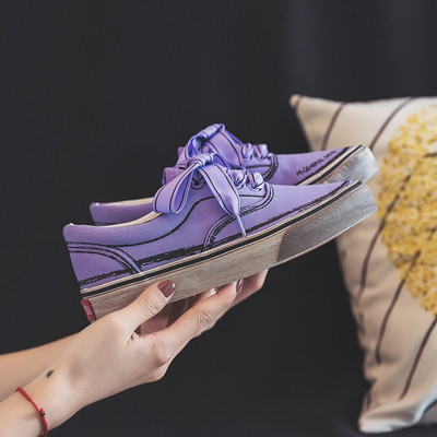 Női tornacipő lapos talppal, fehér, fekete és lila színben