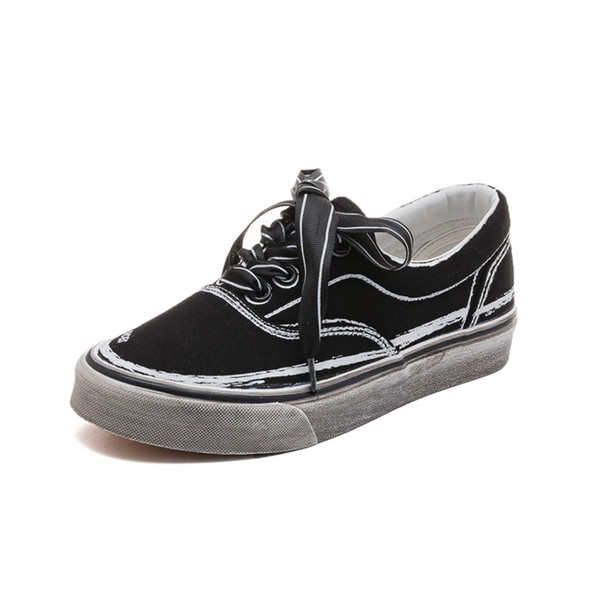 Női tornacipő lapos talppal, fehér, fekete és lila színben