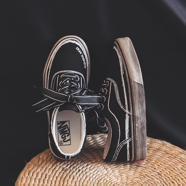 Női tornacipő lapos talppal, fehér, fekete és lila színben