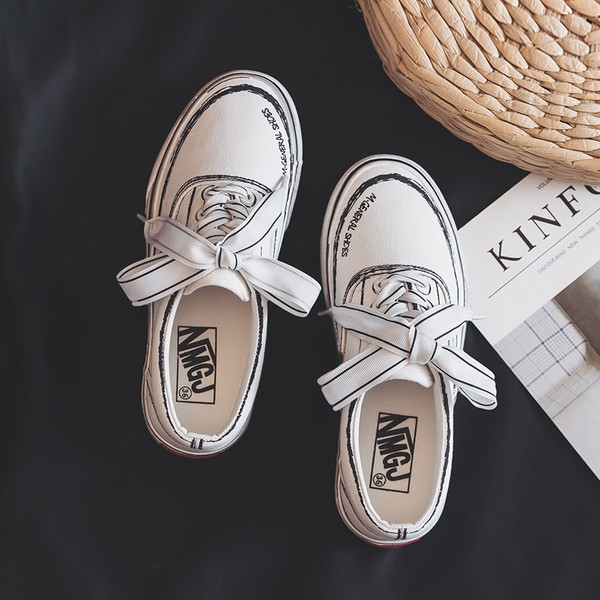 Női tornacipő lapos talppal, fehér, fekete és lila színben