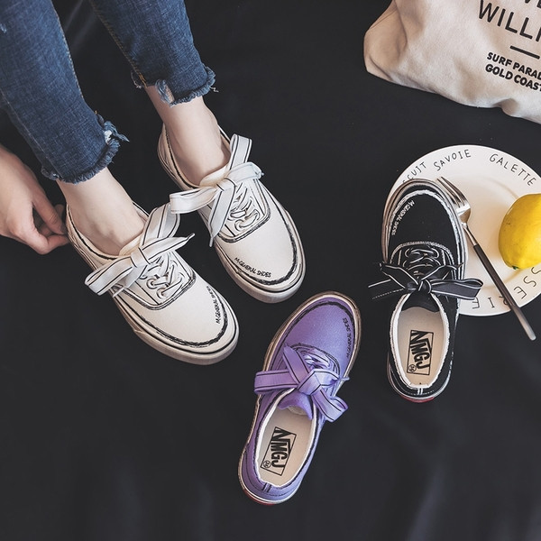 Női tornacipő lapos talppal, fehér, fekete és lila színben