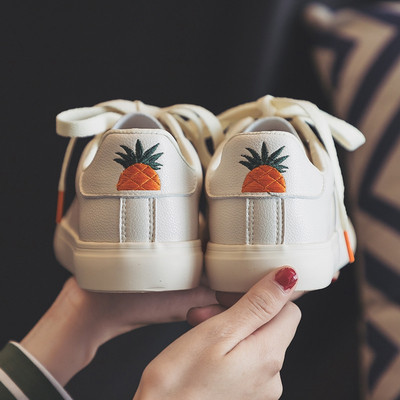 Új modell női tornacipő fehér színben, díszítéssel