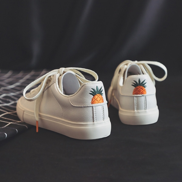 Új modell női tornacipő fehér színben, díszítéssel