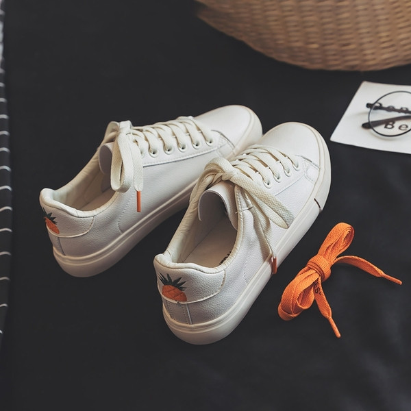 Új modell női tornacipő fehér színben, díszítéssel