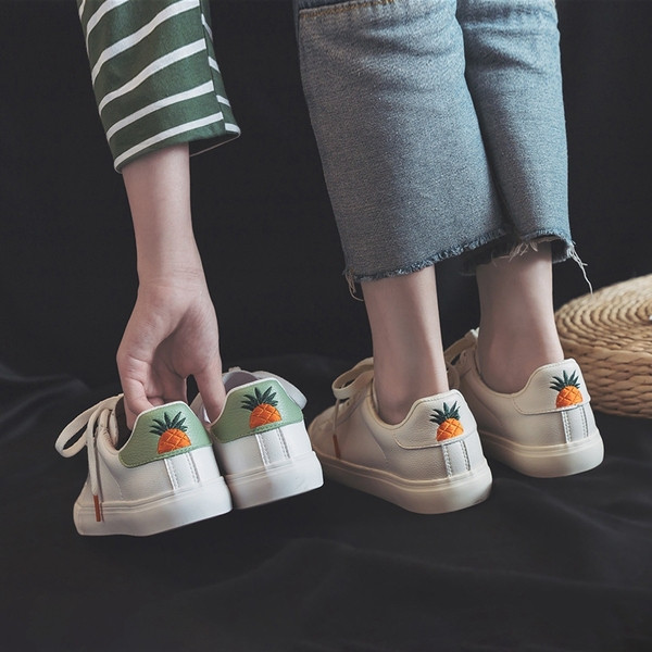 Új modell női tornacipő fehér színben, díszítéssel