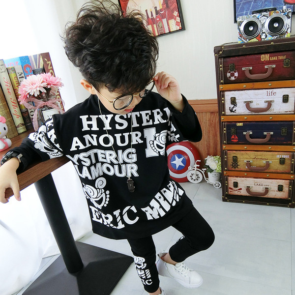 Gyermek modern szett fiúknak fekete színben, feliratokkal