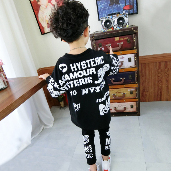 Gyermek modern szett fiúknak fekete színben, feliratokkal