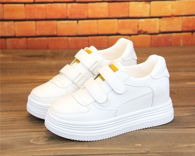 Női tornacipő új modell magas talppal, fehér színben