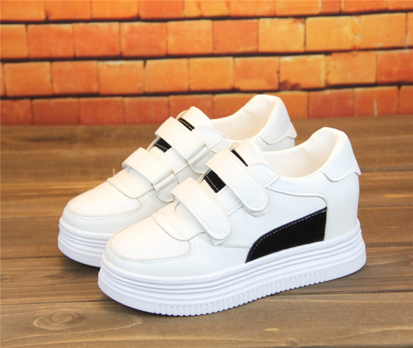 Női tornacipő új modell magas talppal, fehér színben