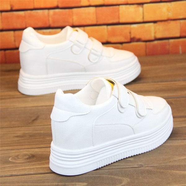 Női tornacipő új modell magas talppal, fehér színben