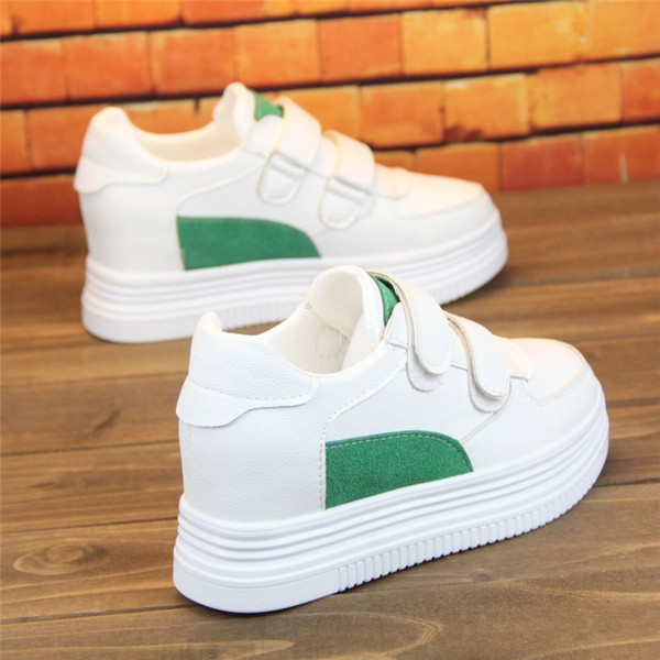 Női tornacipő új modell magas talppal, fehér színben