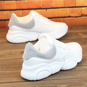 Tavaszi női tornacipő fehér színben, fűzős