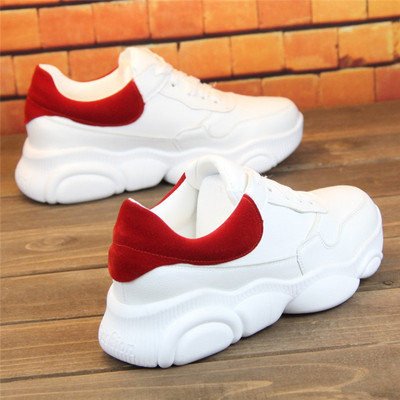 Tavaszi női tornacipő fehér színben, fűzős