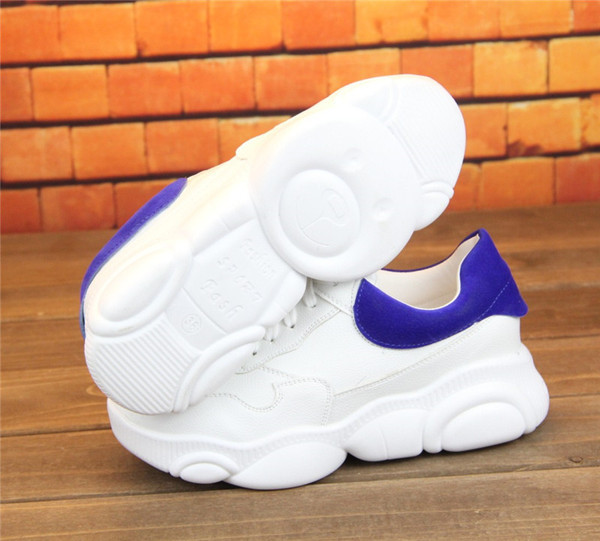 Tavaszi női tornacipő fehér színben, fűzős