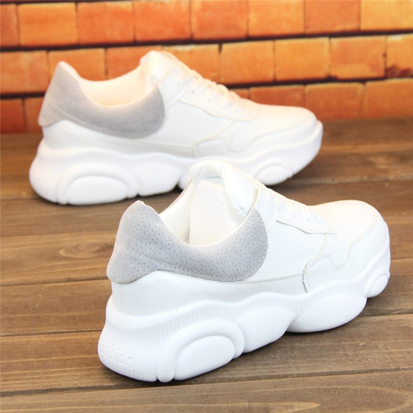 Tavaszi női tornacipő fehér színben, fűzős