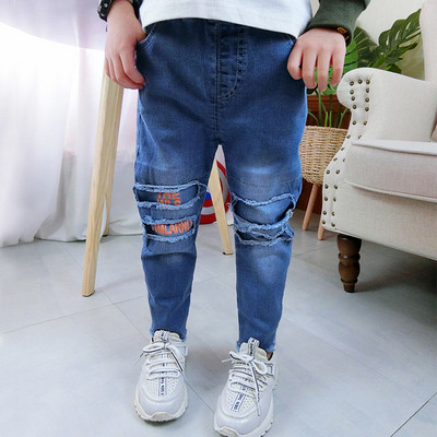 Детски модерни дънки за момчета в син цвят с джобове и разкъсани мотиви 