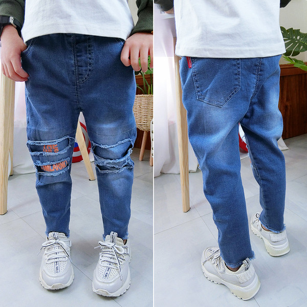 Modern gyerekfarmer fiúknak kék színben, zsebekkel, szakadt motívumokkal