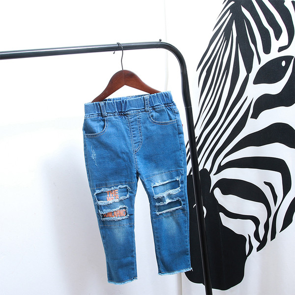 Modern gyerekfarmer fiúknak kék színben, zsebekkel, szakadt motívumokkal