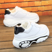 Modern női tornacipő fehér és fekete színben, magas talppal