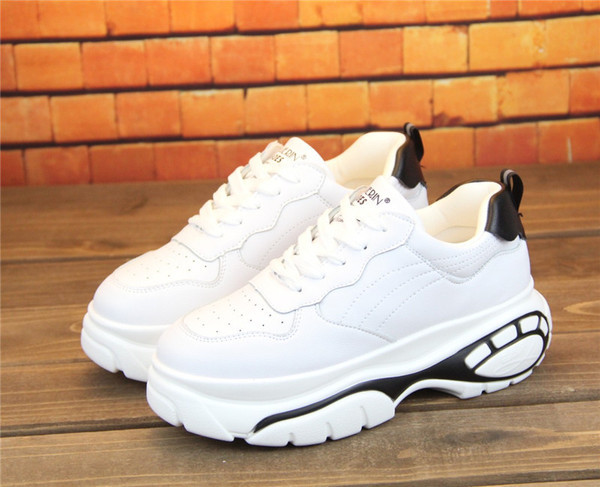 Modern női tornacipő fehér és fekete színben, magas talppal