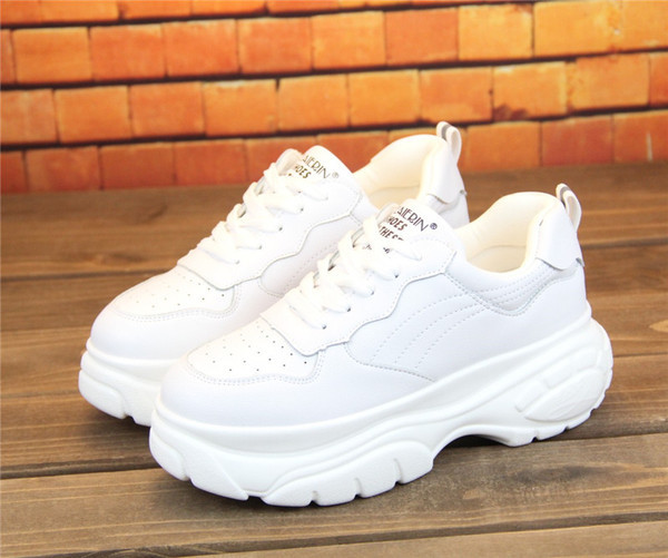 Modern női tornacipő fehér és fekete színben, magas talppal