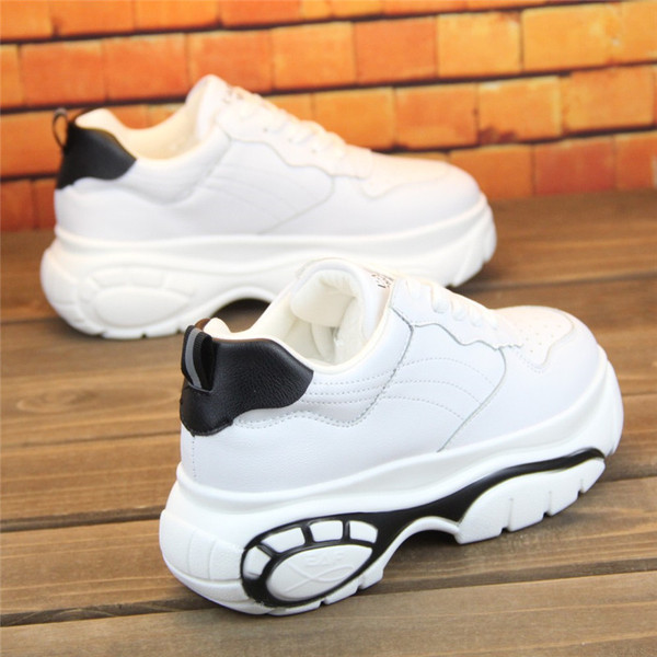 Modern női tornacipő fehér és fekete színben, magas talppal