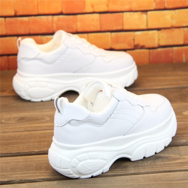 Modern női tornacipő fehér és fekete színben, magas talppal