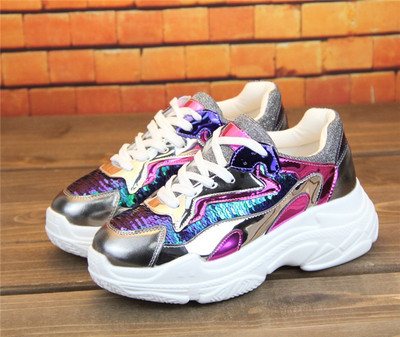 Új stílusos női tornacipő flitterekkel két színben, magas talppal