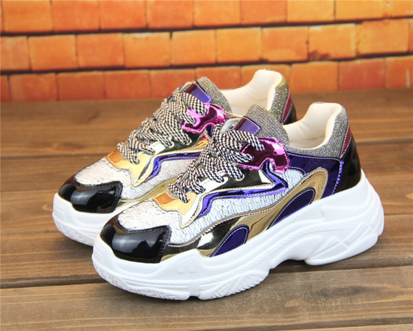 Új stílusos női tornacipő flitterekkel két színben, magas talppal