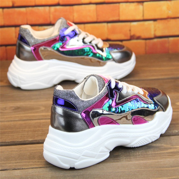 Új stílusos női tornacipő flitterekkel két színben, magas talppal