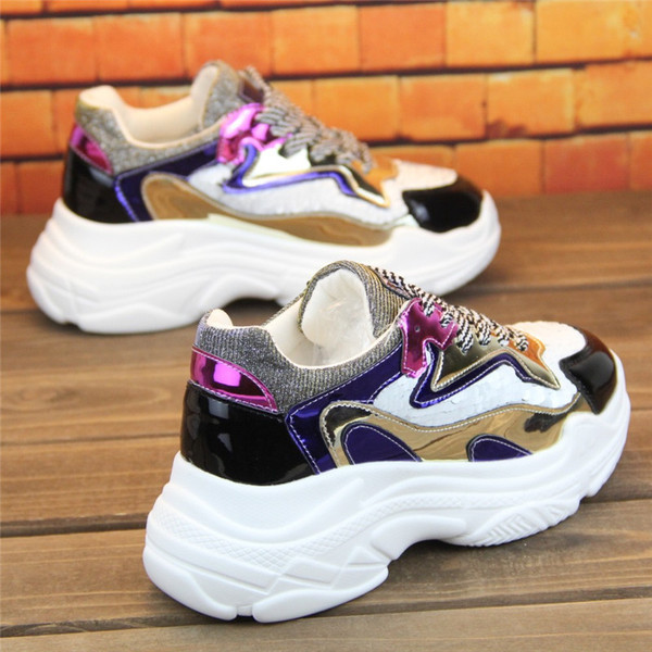 Új stílusos női tornacipő flitterekkel két színben, magas talppal