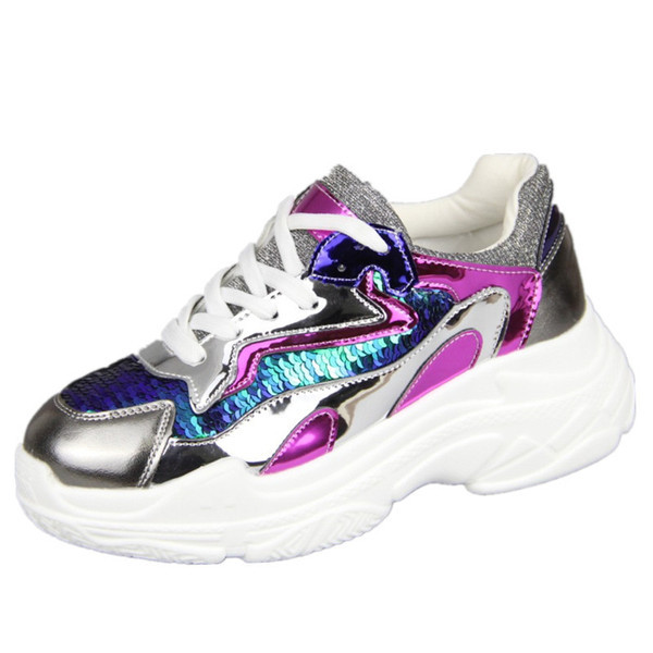 Új stílusos női tornacipő flitterekkel két színben, magas talppal