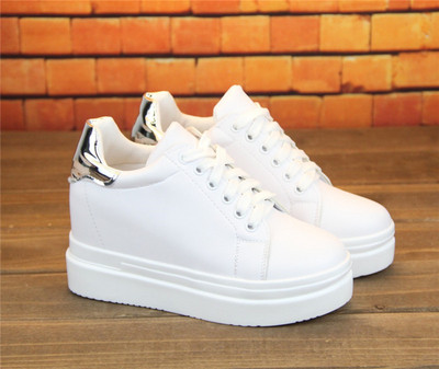 Aktuális női tornacipő fehér színben, magas talppal