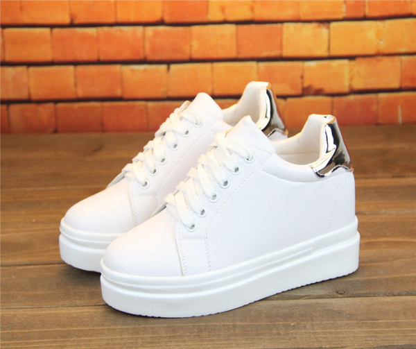 Aktuális női tornacipő fehér színben, magas talppal