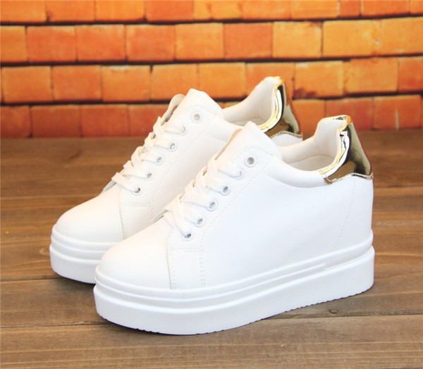 Aktuális női tornacipő fehér színben, magas talppal