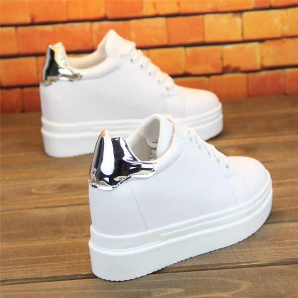 Aktuális női tornacipő fehér színben, magas talppal