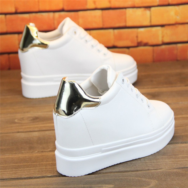 Aktuális női tornacipő fehér színben, magas talppal