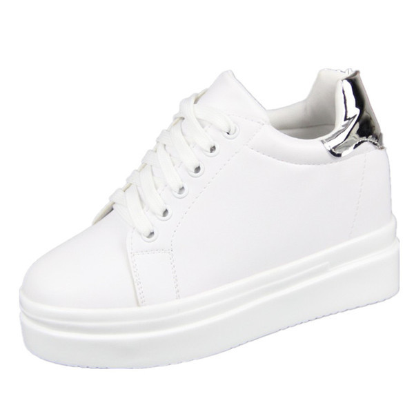 Aktuális női tornacipő fehér színben, magas talppal