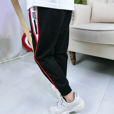 Gyermek sportnadrág fiúknak fekete színben, színes szegéllyel