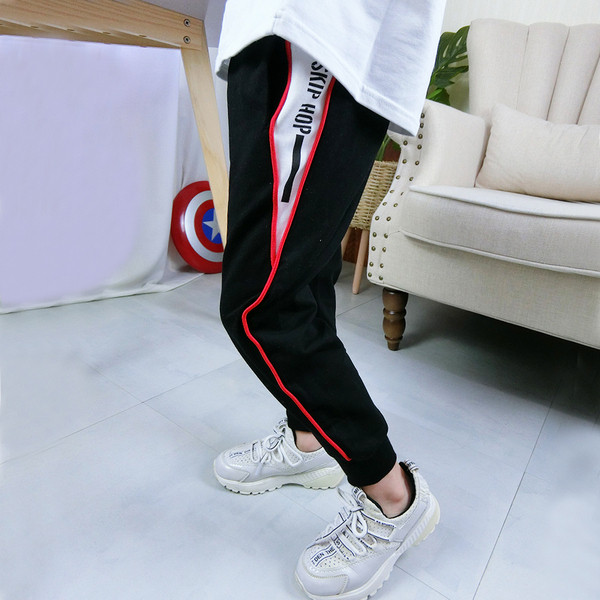 Gyermek sportnadrág fiúknak fekete színben, színes szegéllyel