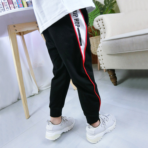 Gyermek sportnadrág fiúknak fekete színben, színes szegéllyel