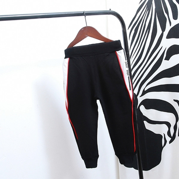 Gyermek sportnadrág fiúknak fekete színben, színes szegéllyel