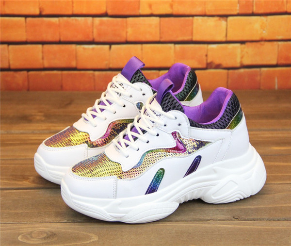 Stílusos női tornacipő flitterekkel két színben, vastag talppal