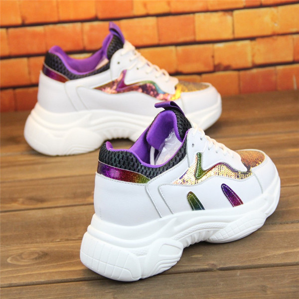 Stílusos női tornacipő flitterekkel két színben, vastag talppal